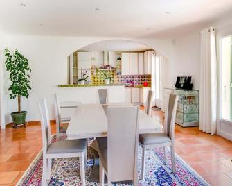 Holiday home with private pool near Orange - Lagarde-Paréol - Comedor