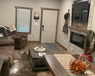 Rustic Roost - Cozy Cottage near downtown El Dorado, KS - El Dorado - Вітальня