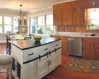 Point House - Ninety Six - Kitchen