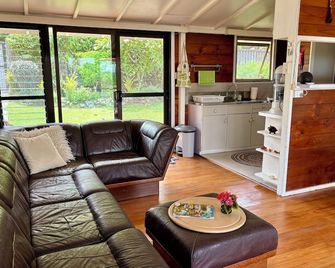 Lovely townhome with ocean views and lush gardens with free WiFi in Korotogo - Korotogo - Living room