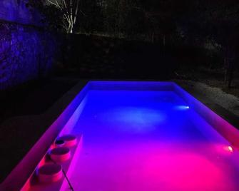Villa con piscina para 6 personas en camas y 2 Hamacas Ado 69 - Mérida - Piscina