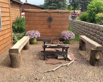 Charming Retreat Nestled In Downtown Stone Lake. - Stone Lake - Patio