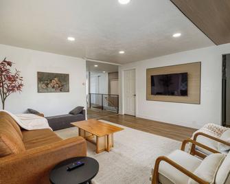 Touchdown Airport to Downtown at the Rose Garden - Salt Lake City - Living room
