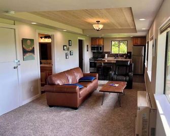 Ocean and Mountain views, 2 bedroom house 10 minutes to the Spit - Homer - Living room