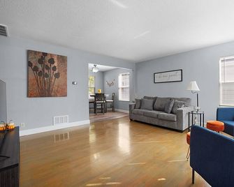Clean Home Sleeps 6, Full Kitchen, Backyard, Perfect for Families, Pet-Friendly! - O'Fallon - Obývací pokoj