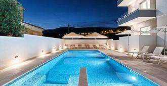 Hotel Trogirski Dvori - Trogir - Bể bơi
