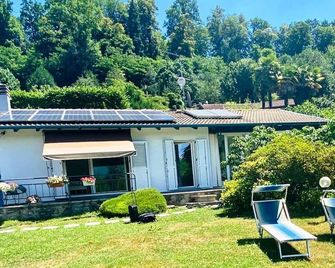 Lovely holiday home at Lake Orta with private garden and pool - Ameno - Patio