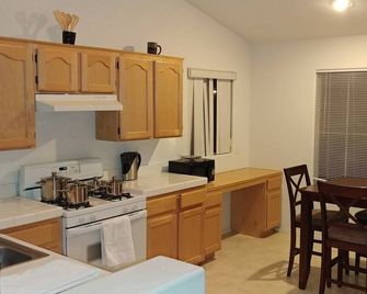 Vegas House Clean 3bdr near Strip Cozy Pets EV 40A Charger - Spring Valley - Cocina