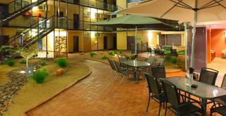 Stay at Alice Springs Hotel - Alice Springs - Binnenhof