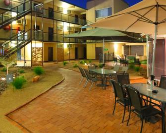 Stay at Alice Springs Hotel - Alice Springs - Pátio