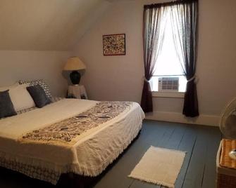 Private 5 room Apartment, screened porch, yard space for boat parking, tents - Redwood - Bedroom
