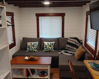 Mustang Trail Ranch Casita. Natural desert setting open air living with views! - Wickenburg - Living room