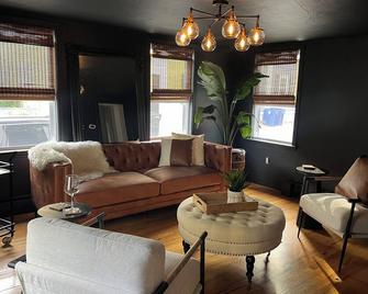 The Witch Den - Trendy and Historical Home in the heart of Salem - Salem - Living room