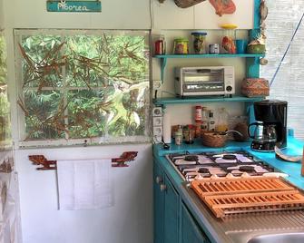 Polynesian Bungalow SEASHEL private bath, clim et piscine partagée - Maharepa - Kitchen