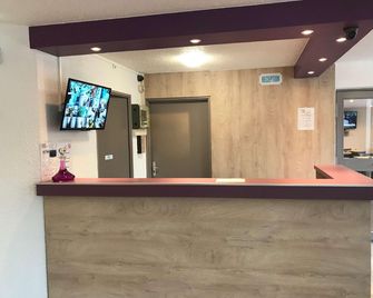 Kyriad Direct Lille Est - Stade Pierre Mauroy - Villeneuve-d'Ascq - Front desk