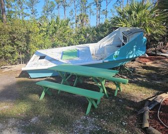 Cozy Camper PET Friendly Welcome to the Hurricane Hideaway! - Punta Gorda - Patio
