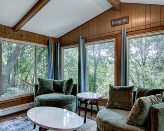 Otter Creek Manor - Oversized 3bd, 1.5 Ba. 3 acres, creek access. - Eau Claire - Living room