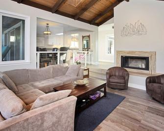Fresh and Tranquil, Dog Friendly Lagoon Home - Stinson Beach - Living room