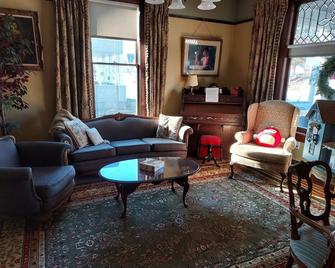 The Katherine Holle House - Watertown - Living room