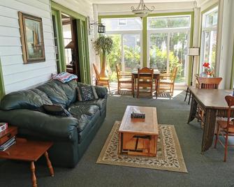 Alma Villa - On Rocky Shoreline - Port Stanley - Wohnzimmer