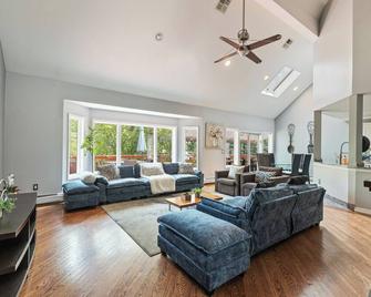 Luxury 10BR Escape w/ Pool, Hot Tub & Game Lounge - Stony Point - Living room