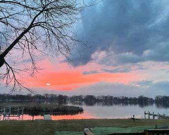 Gorgeous Nautical 2bed 2bath Lake House Chain O Lakes with Hot Tub - Ingleside