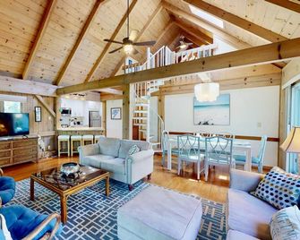 Remodeled Marshfront Retreat W/ Water View Porch, Pool, Kayaks, Bhi Club + Golf, Dog Friendly - Bald Head Island - Living room