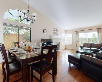 Newly Remodeled Single Level 3 Bedroom, 2 Bathroom House, Close to Ocean - San Diego - Dining room