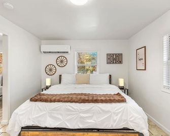 Honky Tonk Hideaway - Chesterfield - Bedroom