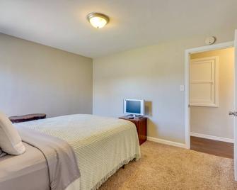 Pueblo House by Riverwalk, 2 Miles to Fairgrounds! - Pueblo - Bedroom