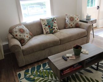 Modern and charming village apartment - Waterbury - Huiskamer