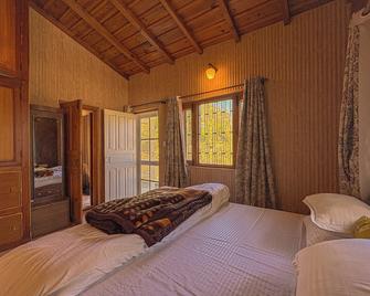 The Himalayan Living - Whispering Oaks Ramgarh - Ramgarh - Bedroom