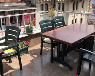 Avrasya Hostel - Estambul - Balcón