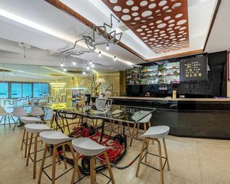 Zhanjiang Jinfu Auto Theme Hotel (Jinshawan Guanhai Long Corridor) - Zhanjiang - Bar