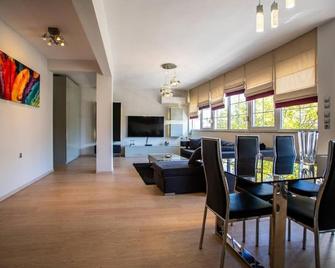 A Stylish Apartment In The Center Of Kastoria - Kastoriá - Dining room