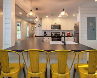 Fossil Beach: 'Canandaigua Lake Retreat and Memorable Views!' - Canandaigua - Kitchen