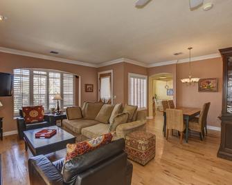The Cottage-Near Downtown Historic Courthouse Square - Prescott - Living room