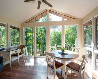 Cozy Mountain Cabin w/ Steam Shower. Family Friendly! - Harpers Ferry - Dining room