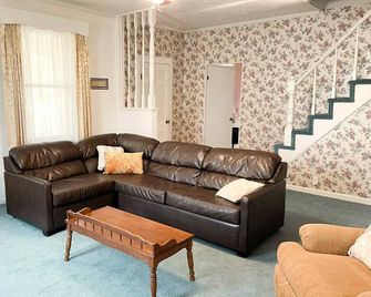 Cozy Vintage House. Home in Fulda, Indiana - Fulda - Living room