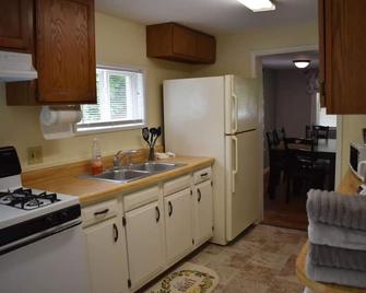 Cozy 2 Bedroom House - Adrian - Küche