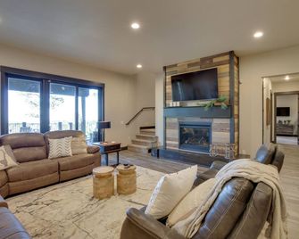 South Dakota Retreat w/ Hot Tub, Fire Pit & Grill! - Spearfish - Вітальня