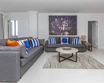 Ocean Beach Condo 3BR On the Sand 911 - Fort Lauderdale - Sala de estar