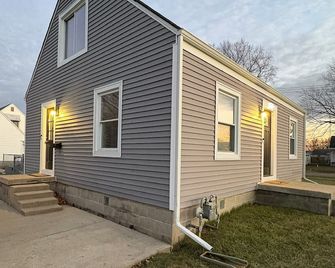 Greenwave Cottage-Fully furnished 3 Bedroom home on the west edge of Mattoon - Mattoon - Gebäude