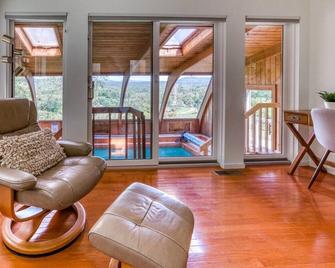 Panoramic Views, Indoor Pool by Evergreen Home - West Stockbridge - Living room