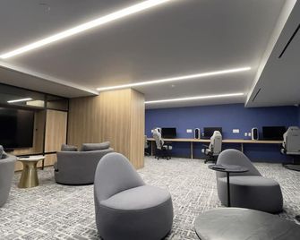 Enjoy a stylish experience at this centrally-located place in LIC - קווינס - טרקלין