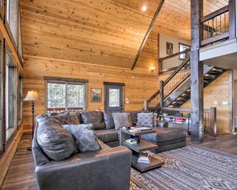 Longview Lodge with Furnished Deck and Fire Pit! - Alton - Sala de estar