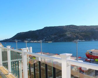 Cliffside Cottage With Ocean, Harbour, City And Cliffside Views - St. John's - Balcony