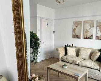 15 Comfort House 2 bed townhouse with parking - Scunthorpe - Living room