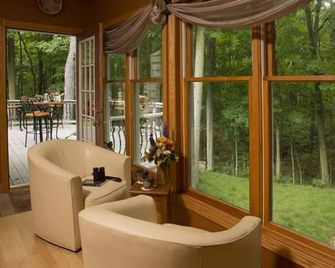 Hidden Serenity Bed and Breakfast - West Bend - Балкон