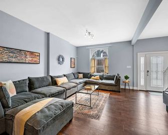 The Modern Family Retreat / Abodebucks - Saint Louis - Salon